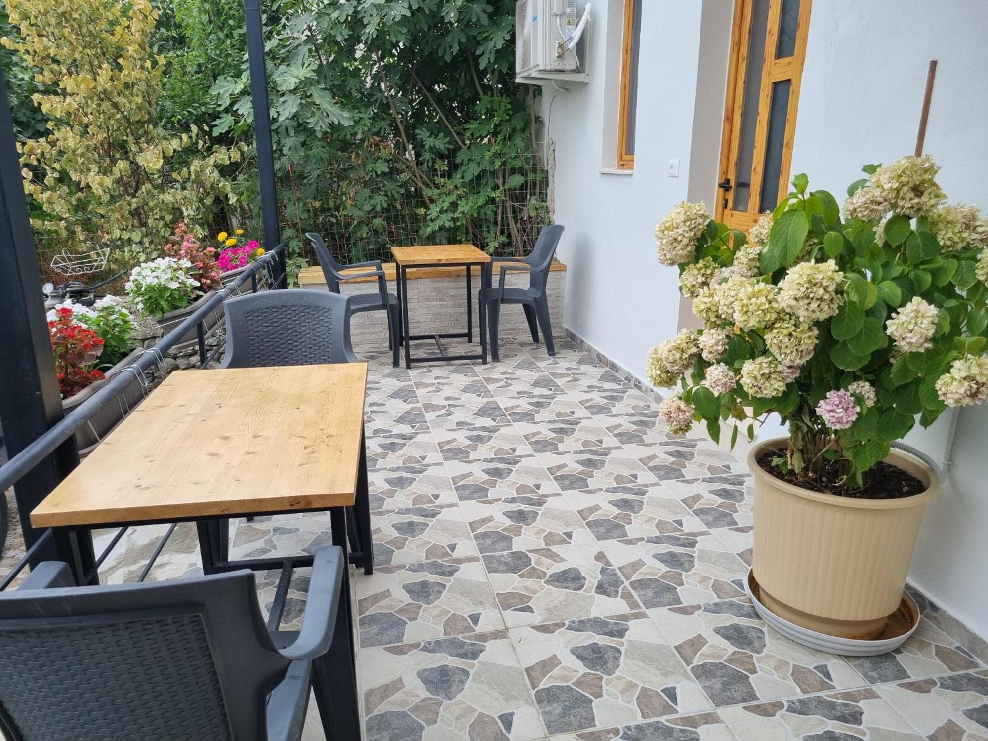 Tony'S Terrace Bed & Breakfast Gjirokastër Dış mekan fotoğraf
