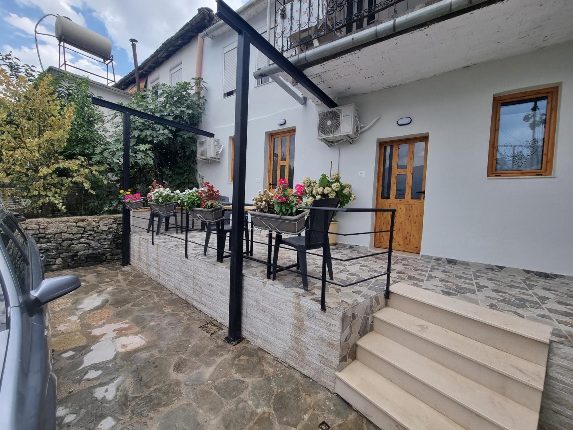 Tony'S Terrace Bed & Breakfast Gjirokastër Dış mekan fotoğraf
