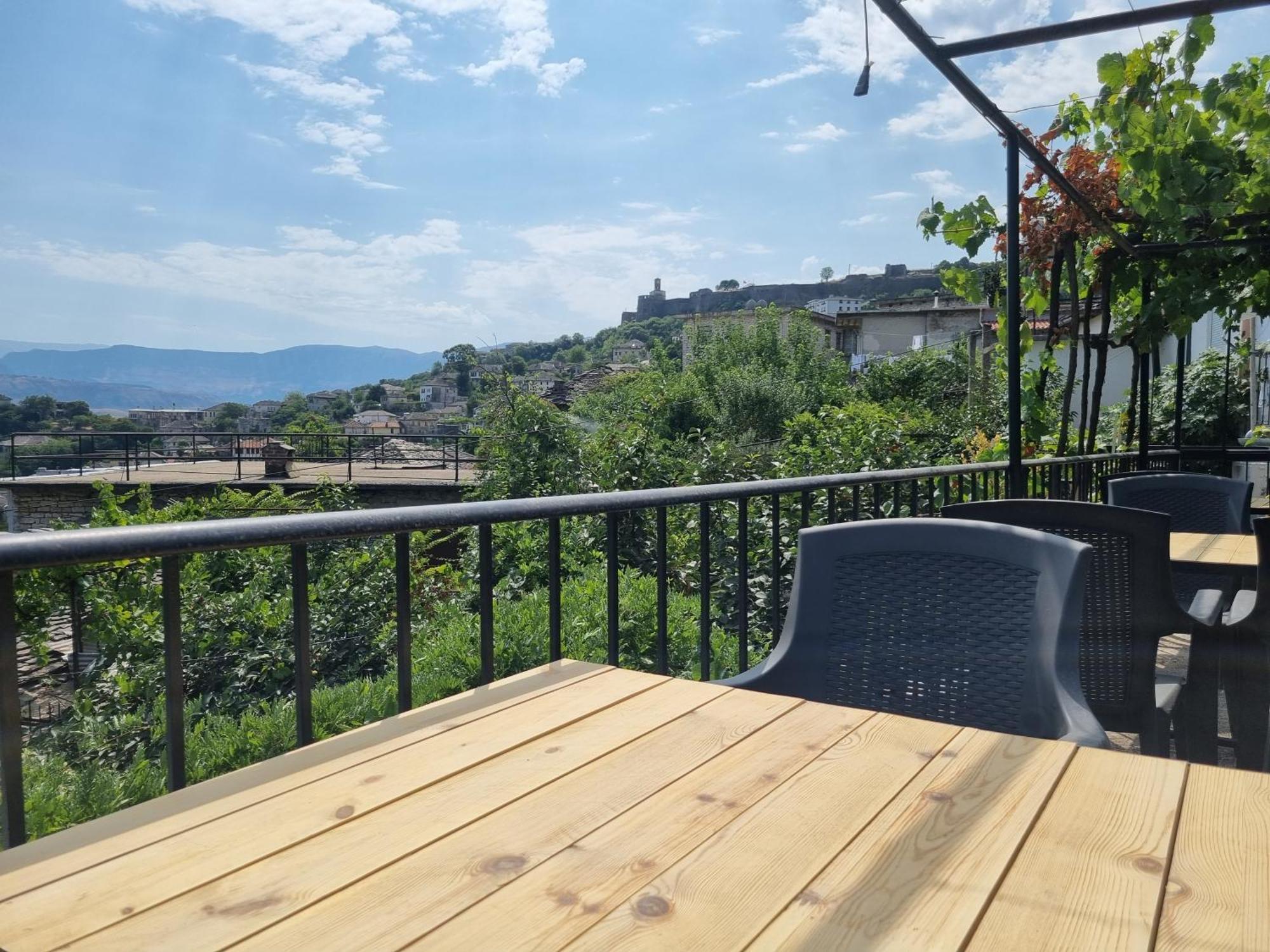 Tony'S Terrace Bed & Breakfast Gjirokastër Dış mekan fotoğraf