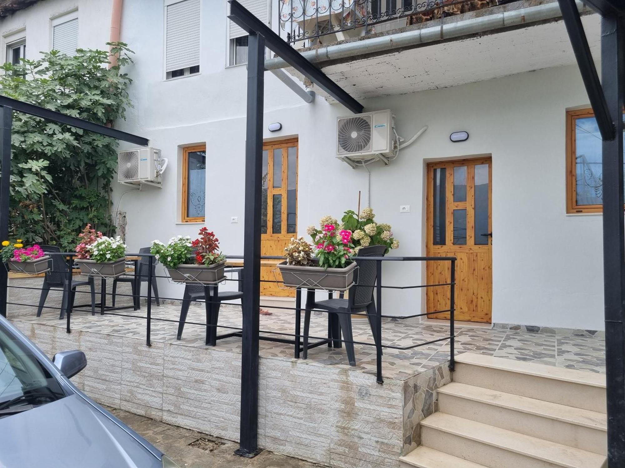 Tony'S Terrace Bed & Breakfast Gjirokastër Dış mekan fotoğraf